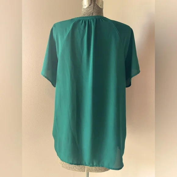Old Navy Women’s Botanical Green Relaxed Split-Neck Top (23) - Picture 5 of 7